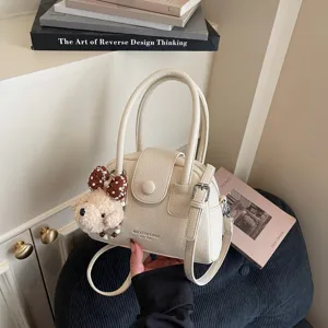 Borsa a tracolla chic con ciondolo orsetto di peluche, design elegante per l'estate.
