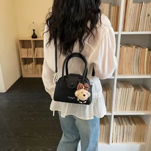 Elegante borsa a tracolla nera da donna, borsa a conchiglia alla moda con grazioso ciondolo.