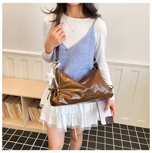 Sac bandoulière coussin en cuir vernis marron vintage élégant pour femmes usage quotidien.