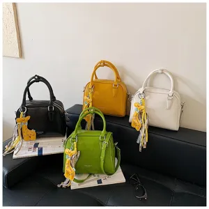 Fashionable solid color shoulder bag PU leather Boston handbag with cute giraffe pendant
