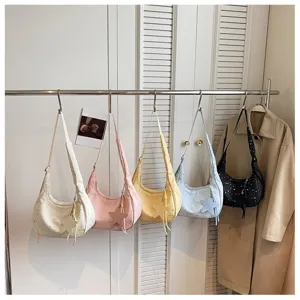 Borsa a tracolla casual e alla moda con stampa di stelle e ciondolo carino per uso quotidiano.