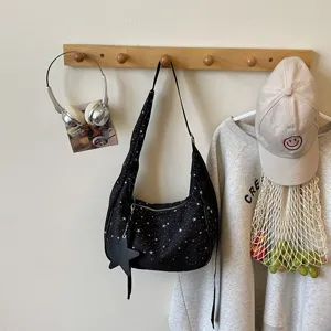 Borsa a tracolla nera chic con motivo a stelle, borsa casual alla moda per donna dettaglio primavera