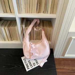 Dettaglio borsa a sacco con stampa a stelle rosa, tracolla casual, design dolce.
