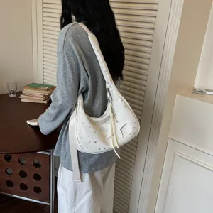 Borsa a tracolla bianca con motivo di stelle, borsa casual con grande pendente a stella.
