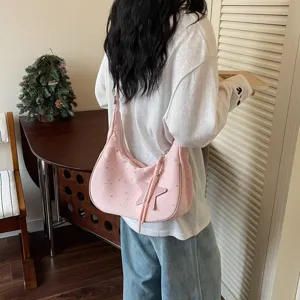Borsa a tracolla hobo rosa casual con stampa stelle e grazioso ciondolo nappa a stella.