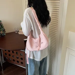 Chic borsa a spalla hobo rosa con stampa di stelle e ciondolo carino per look casual quotidiano.