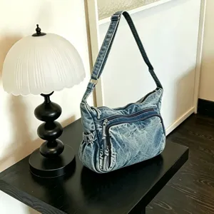 Λεπτομέρεια τσάντας ώμου από denim, casual χιαστί τσάντα για καθημερινή σχολική χρήση.