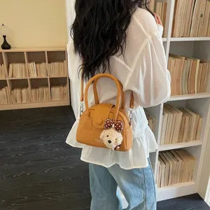 Borsa a tracolla conchiglia gialla con grazioso ciondolo orsetto, accessorio chic.