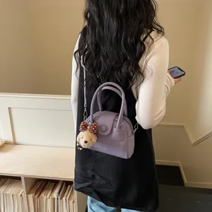 Borsa a tracolla a cupola viola chic con manici e ciondolo elegante per i pendolari giornalieri.