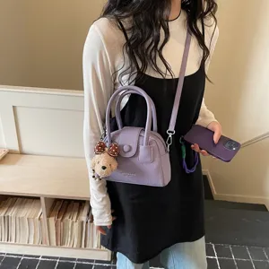 Chic borsa a mano viola con ciondolo aorsetto carino per commuting e look eleganti quotidiani.