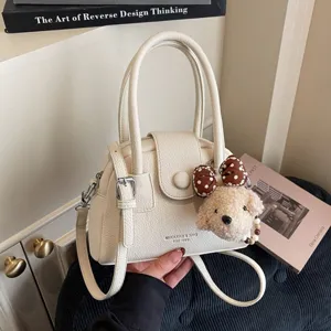 Elegante Borsa a Conchiglia da Donna in Pelle PU Alla Moda Tracolla Trama Litchi Con Dolce Orsetto Ciondolo Borsa a Spalla Casual