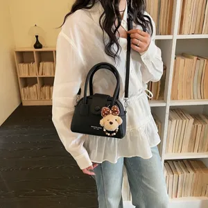 Borsa a tracolla nera chic da donna, elegante borsa crossbody con ciondolo a forma di orsetto.