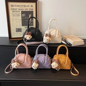 Borsa a conchiglia estiva versatile con ciondolo a orsetto, elegante borsa a tracolla.