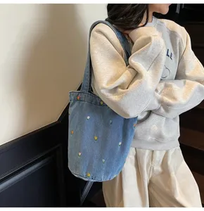 Sac seau en jean chic avec broderie florale, sac bandouliere decontracte et elegant.