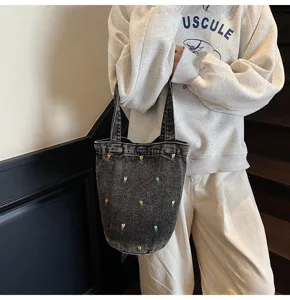 Sac seau en denim chic avec broderie de tulipes colorées, fourre-tout décontracté.