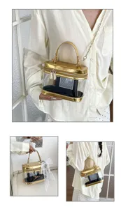 Bolso vanity transparente de PVC con cadena dorada, detalle elegante de bolso verano.