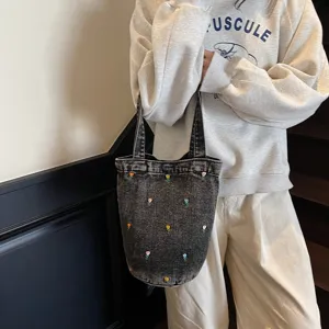 Sac seau en jean chic avec broderie de tulipes colorées, sac à bandoulière élégant.