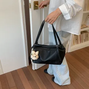 Bolso de hombro de cuero suave estilo coreano con dije de oso, elegante bolso grande para mujer.