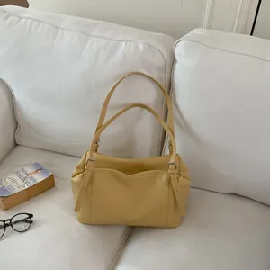 Vista detallada del bolso de hombro suave de cuero estilo coreano con patrón de lichi.