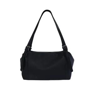 Bolso de hombro clásico de cuero negro suave para mujer, elegante bolso hobo para oficina.