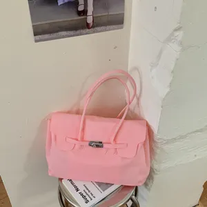 Ροζ κομψή τσάντα ώμου με chic κλείσιμο, ιδανική για καθημερινή μετακίνηση και καλοκαιρινή μόδα.