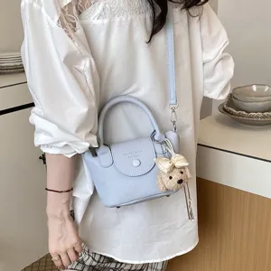 Borsa a secchiello tracolla spalla in pelle azzurro chiaro moda con ciondolo cane grazioso.