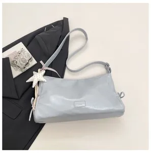 Sac bandoulière oreiller bleu clair pour femme, sac porté croisé élégant avec pendentif étoile.