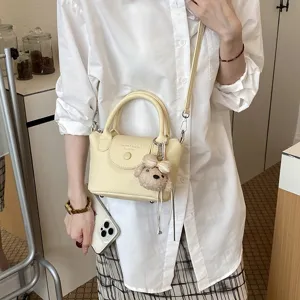 Chic borsa a tracolla a secchiello gialla mini con ciondolo orsetto carino per lavoro quotidiano.