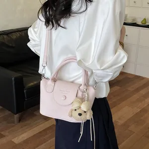 Borsa a tracolla da donna minimalista elegante con dettaglio pendente di cane carino.