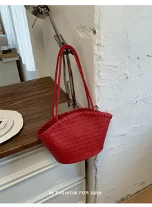 Rote geflochtene Ledertasche an Wand, Detailaufnahme einer modischen Sommer Schultertasche.