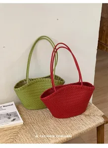 Geflochtene Tote Bag Detailansicht, stilvolle Sommertasche mit großem Fassungsvermögen.