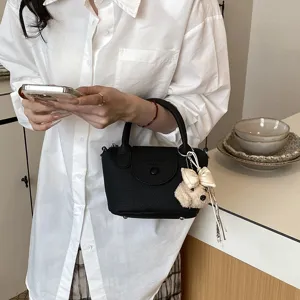 Borsa a secchiello mini nera chic con ciondolo cane in peluche carino, borsa tracolla in PU.