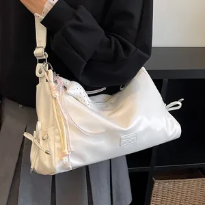 Sac a bandouliere blanc elegant pour femmes, sac oreiller tendance en cuir PU souple.