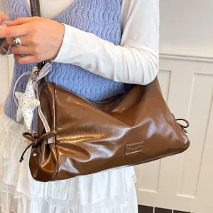 Sac à épaule rétro en cuir verni marron sac oreiller élégant pour femmes mode quotidienne.