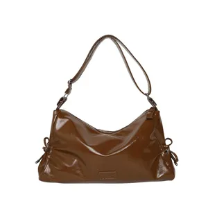 Sac à bandoulière élégant en cuir vernis marron pour femme, sac hobo tendance avec fermeture.