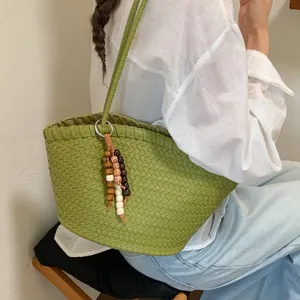 Grüne gewebte Tasche für Damen, große Schultertasche Beuteltasche mit Perlenanhänger.