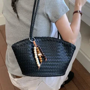 Schwarze gewebte Schulter-Tote-Bag für Damen, hochwertige Leder-Eimerhandtasche mit Holzperlen.