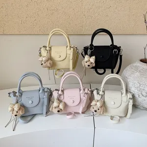Borsa a secchiello a tracolla da donna, simpatico ciondolo orsetto, elegante borsa multicolore.