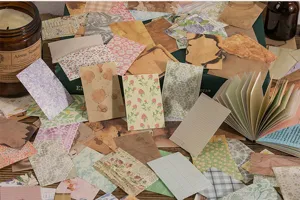 Detailansicht von Vintage Scrapbook Papier und Mini Tagebuch Set mit Blumenmustern.
