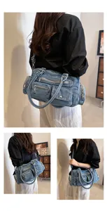 Detailansicht der Damen Jeans Schultertasche mit mehreren Taschen für lässigen Alltagsstil.