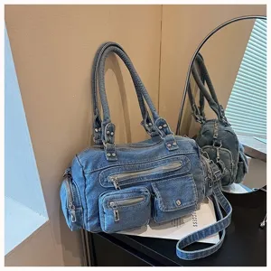 Detailansicht der modischen Washed Denim Umhängetasche mit praktischen Reißverschlüssen.