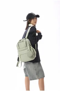Sac à dos décontracté minimaliste léger pour étudiante avec pochette ronde et pompon
