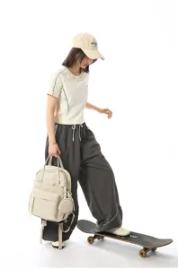 Sac à dos beige élégant pour femme, sac d'école de voyage léger avec une petite pochette ronde.