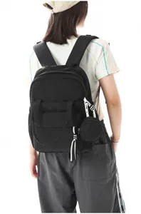 Vue détaillée du sac à dos noir montrant la conception multi-poches et la petite pochette.