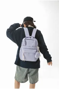 Sac à dos décontracté violet pour femme, sac de voyage léger avec poche avant et petite pochette.