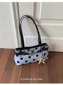 Vue détaillée du sac à pois chic et élégant doté de superbes boucles métalliques.