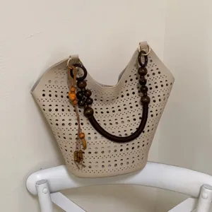 Damen PU-Leder Tote Bag Mode Unterarm Schultertasche Mit Holzperlengriff Quastenanhänger Pendler Handtasche