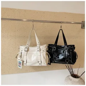 Grande borsa a tracolla in pelle verniciata, elegante shopper tote con fibbie in metallo.