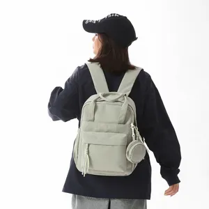 Sac à dos décontracté vert clair pour femmes, sac d'école léger et élégant pour le voyage.