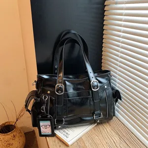 Borsa a spalla in pelle PU nera dettaglio, design con fibbie, comoda tote da giorno.